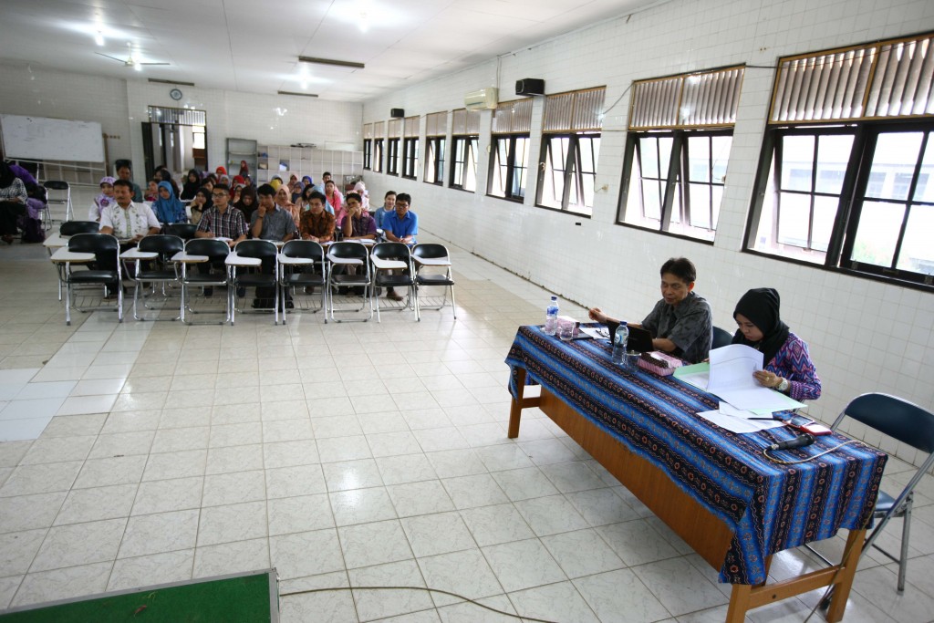 Dr. drg. H. Rosihan Adhani, S.Sos, MS (Pengampu Mata Kuliah Kebijakan) dan Hilmiyati, SST (Pembawa Acara)