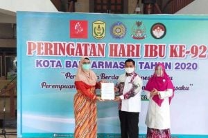 penyerahan-secara-simbolis-bingkisan-bantuan-dari-fk-ulm-yang